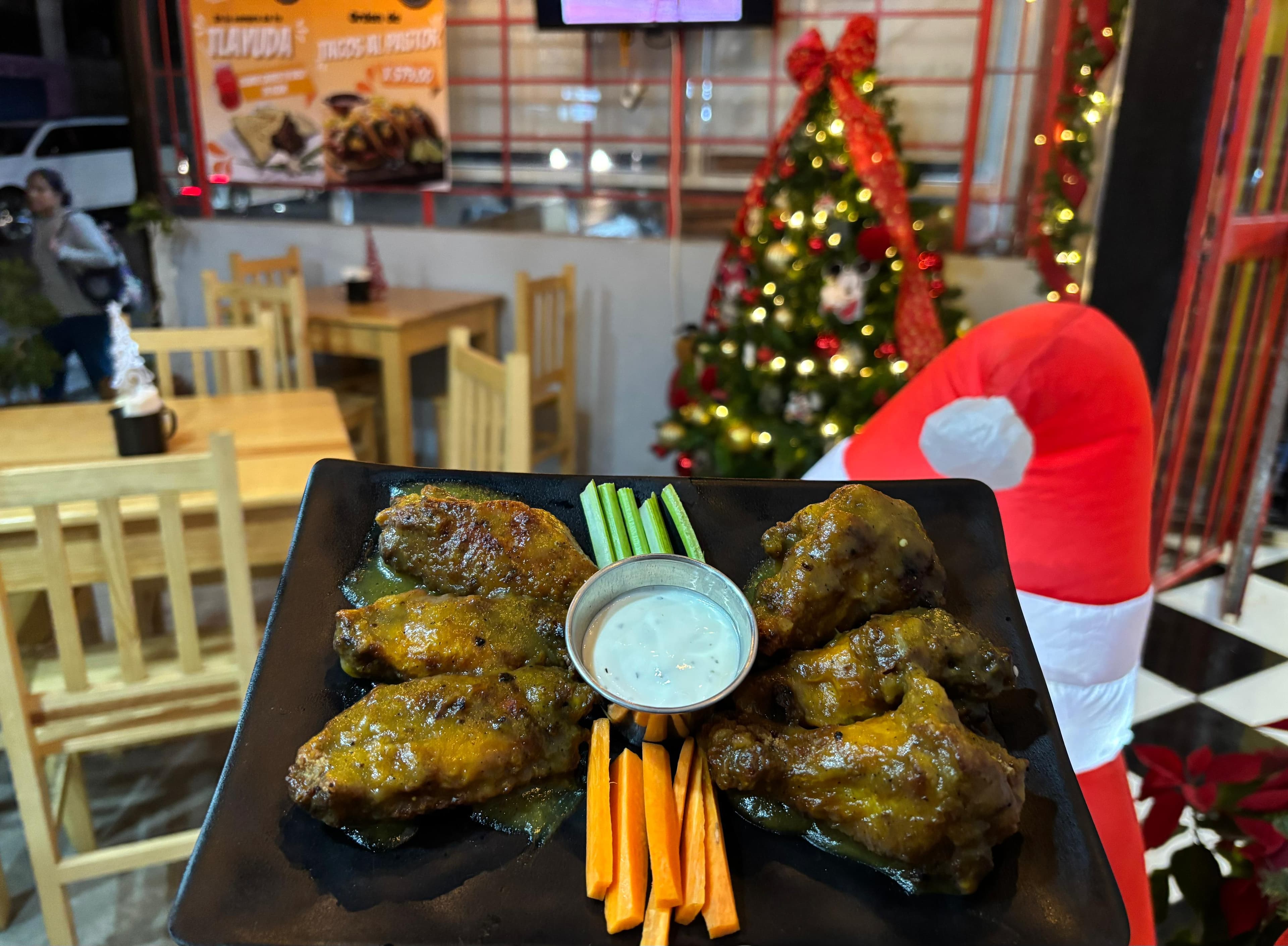 Alitas deliciosas con diferentes salsas