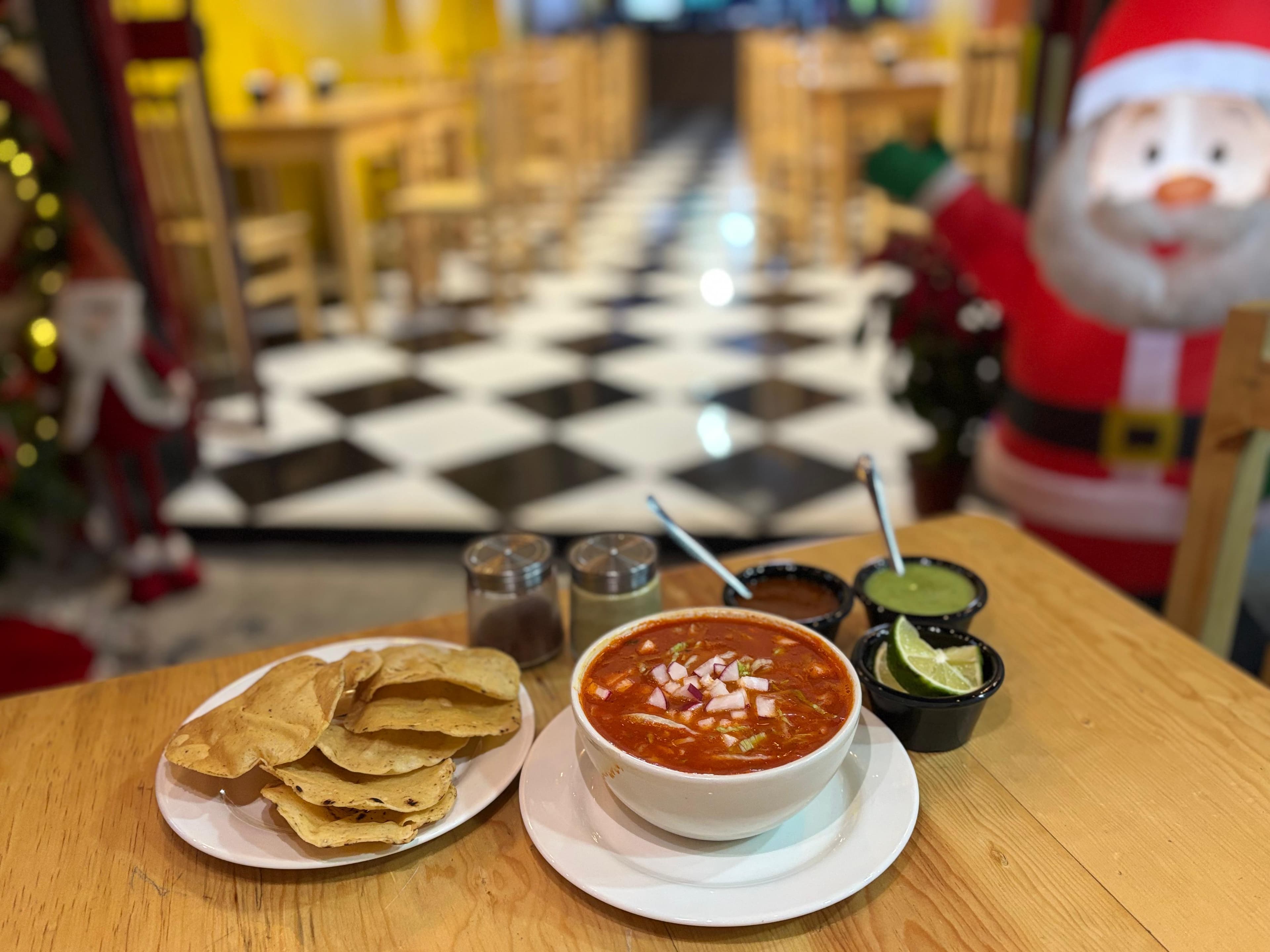 Pozole tradicional oaxaqueño con todos los complementos