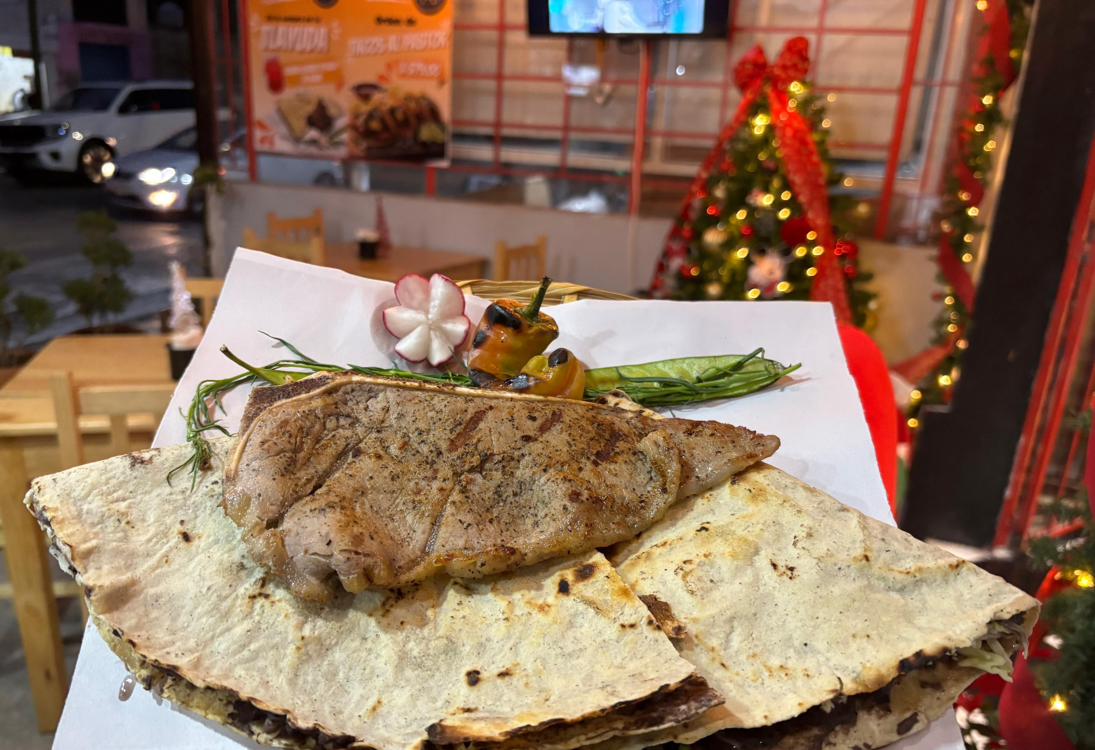 Deliciosa tlayuda oaxaqueña con carnes y quesillo